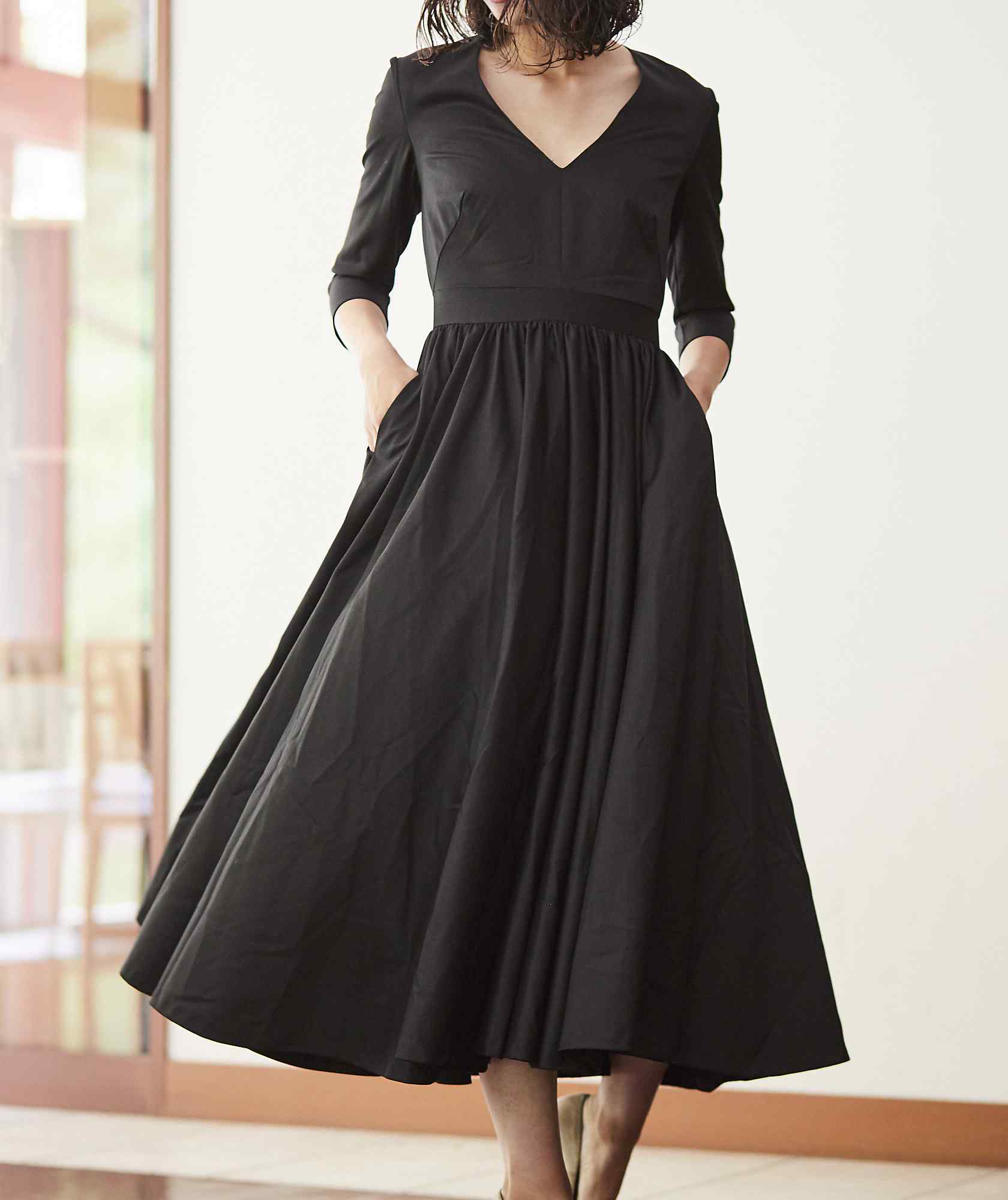 ｖネックフレアレディミディアムドレス ブラック S