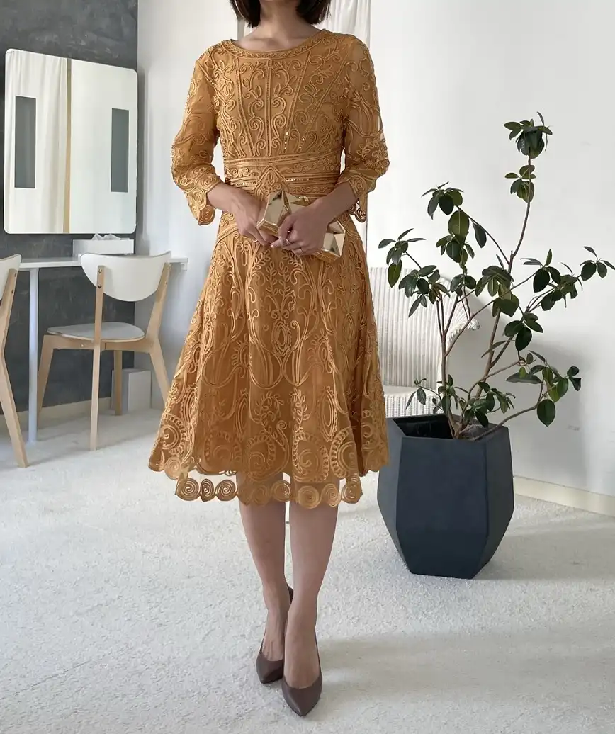 着用サイズ：M ／ 着用者：154cm(普段着ている服のサイズ：XS) ／ ヒールの高さ：8cm
