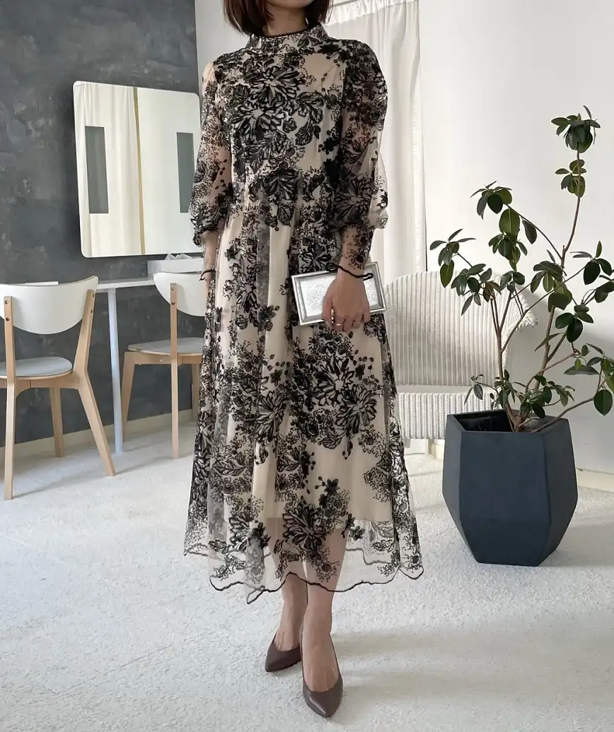 着用サイズ：M ／ 着用者：154cm(普段着ている服のサイズ：XS) ／ ヒールの高さ：8cm
