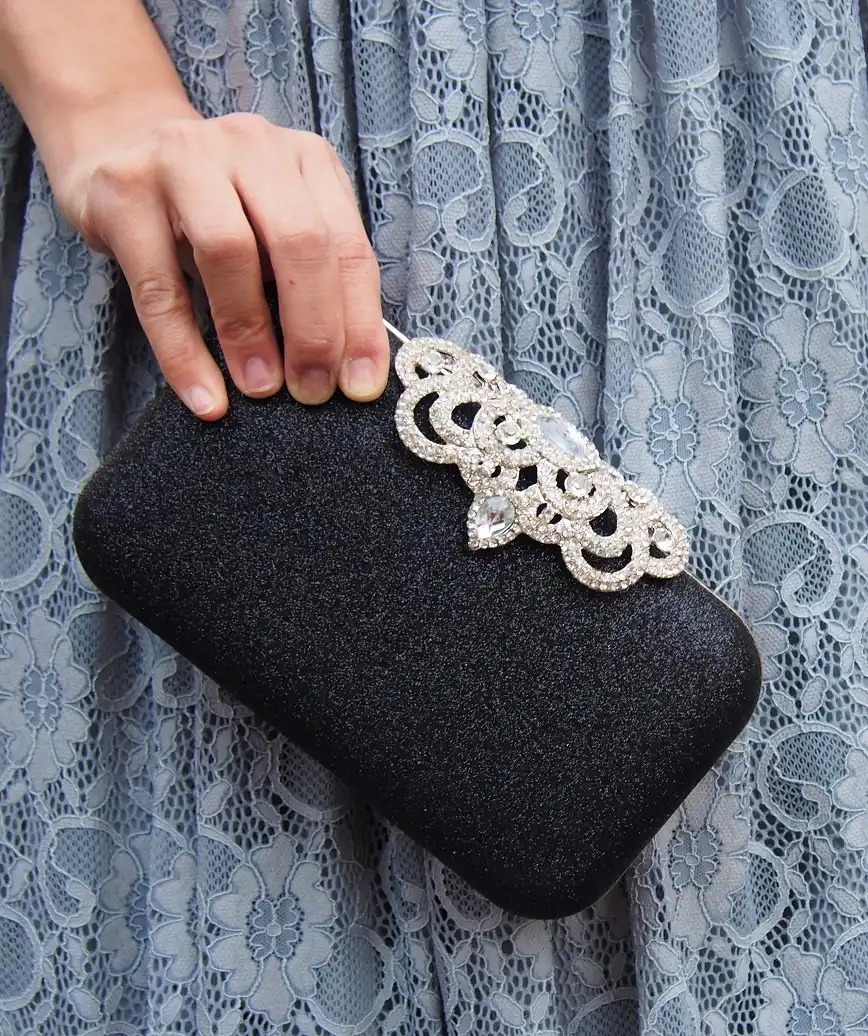 clasp motif lame cluth bag - black