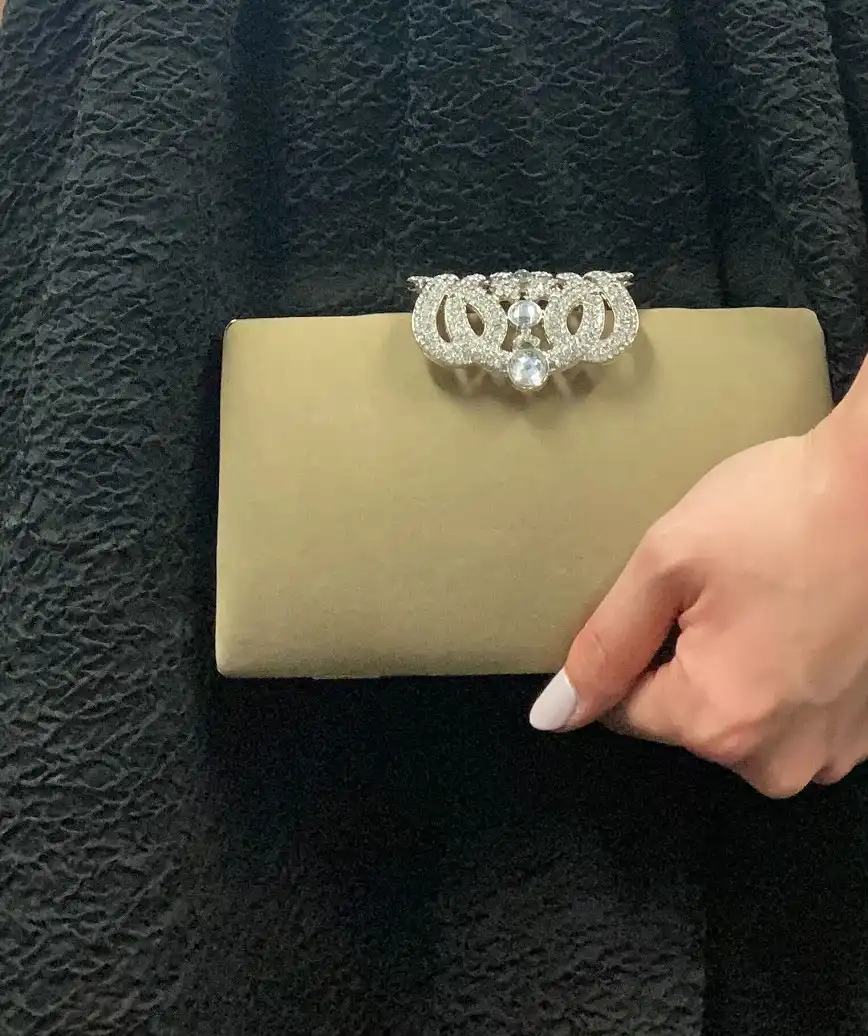 suede clasp motif cluth bag - beige